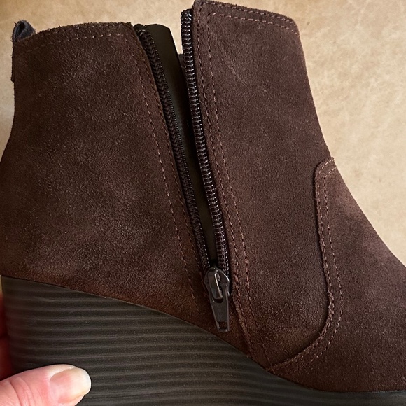 Clarks Crystal Quartz Women's Brown Suede Wedge Ankle Boots 8.5 Winter Casual - Picture 10 of 12